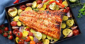 Peixe assado com legumes para uma refeição saudável e saborosa