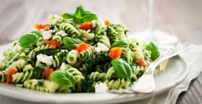 Aprenda a fazer uma salada de macarrão parafuso perfeita