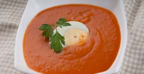 Essa sopa de tomate com ovos vai te surpreender com o sabor