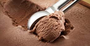 Aprenda como fazer um sorvete de chocolate com 3 ingredientes