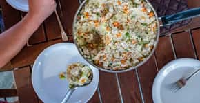 Aprenda a fazer um arroz à grega delicioso para o seu almoço