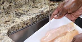 Lavar frango cru pode trazer riscos à saúde: entenda os motivos