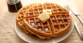 Waffle low carb pra deixar o seu café da manhã saudável e delicioso
