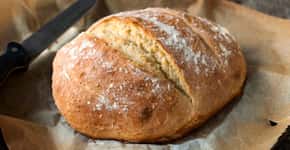 Este pão caseiro não precisa sovar e leva apenas 4 ingredientes no preparo