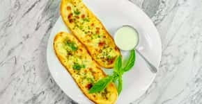 Sabor supremo no café da manhã: pão gratinado com queijo e ervas