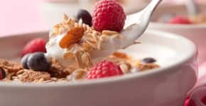 Aprenda a fazer iogurte com granola e frutas para o café da manhã