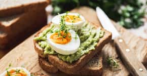 Faça um incrível sanduíche de ovo com abacate no café da manhã
