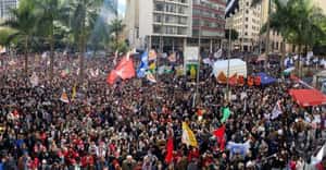 SP: Ato pela democracia defende sistema eleitoral e leva multidão às ruas