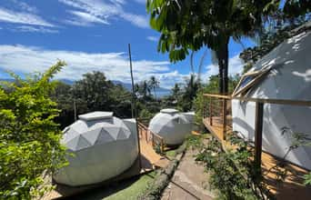 Após sucesso, hostel em Ilhabela amplia domos geodésicos