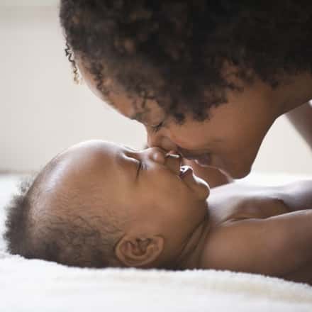 Entenda por que o contato pele a pele alivia a cólica e ajuda o bebê a dormir melhor