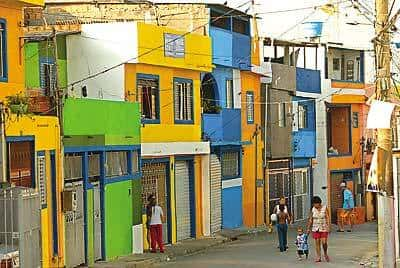 Parte da favela foi pintada por Ruy Othake