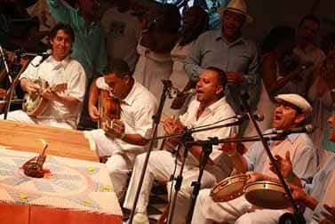 Grupo toca samba até a vela apagar