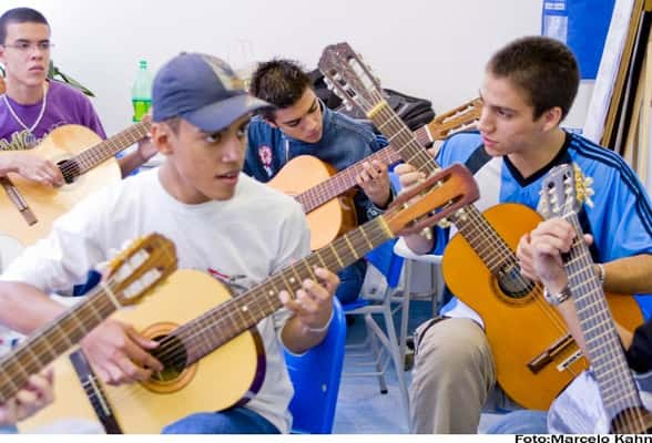 Jovens ensaiam para o grande dia