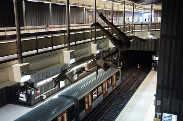 Instalação de arte de Paul Van Hoeydonck na estação Comte de Flandre em Bruxelas, Bélgica. 