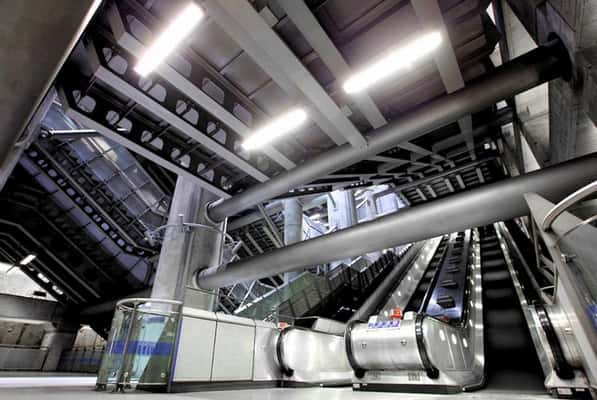 Estação de Westminster, desenhada por Michael Hopkins em Londres, Inglaterra