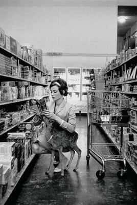 Audrey Hepburn em um mercado de Beverlly Hills - 1958