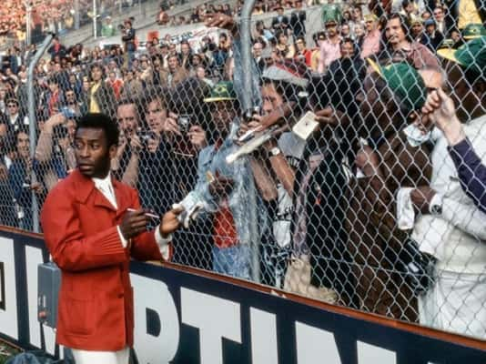 Pelé atende a fãs em Nova York.