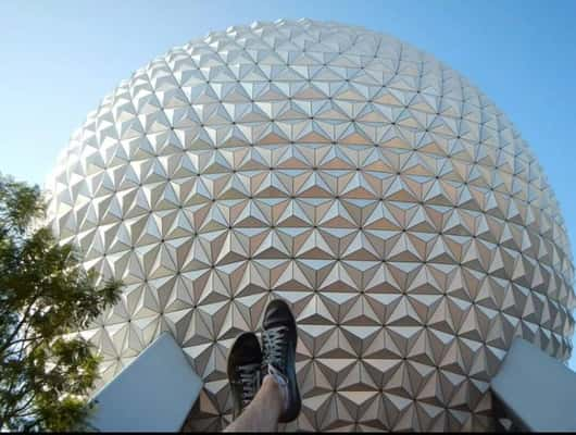 De pés pro alto, Junior Carioca registrou a visita ao Epcot Center, em Orlando, Estados Unidos