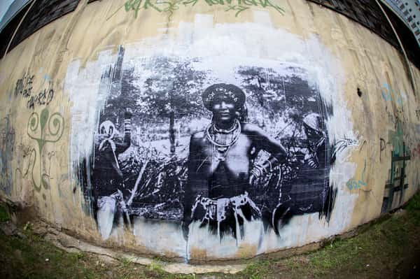 Recentemente, o artista vem investigando a influência da mitologia africana na língua e cultura brasileira 