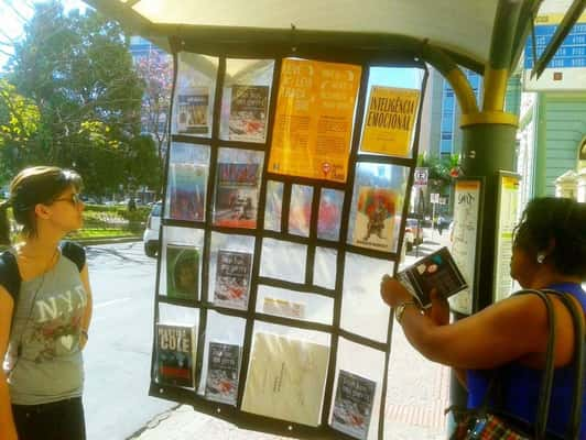 Pondo do Livro é um projeto de leitura nas paradas de ônibus de BH