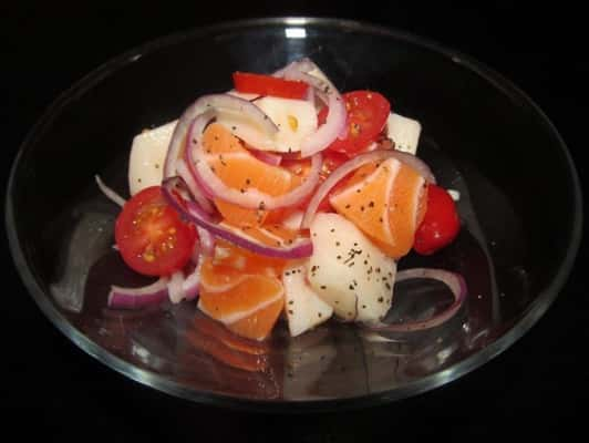 Ceviche de salmão e peixe branco com tomate cereja e cebola roxa, do 'Taiko'  