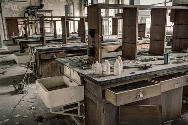 Um laboratório de química em uma universidade abandonada. [Bélgica] 