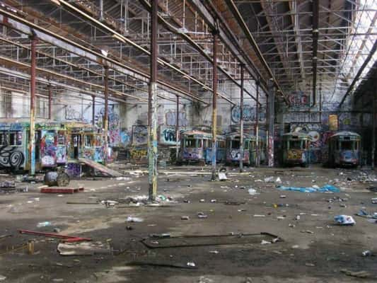 Uma estação abandonada foi tomada por pichações. [Sydney, Austrália]