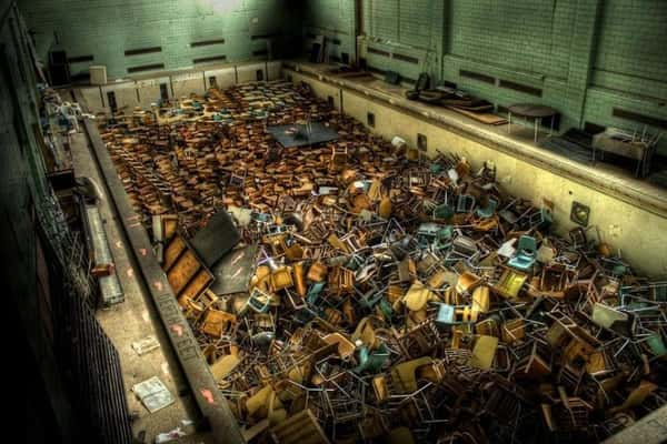 Desde que foi abandonada, em 1982, esta piscina da Universidade de Rochester tornou-se uma lixeira para cadeiras velhas. [Nova Iorque, EUA]