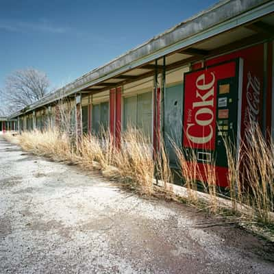 Plantas daninhas crescem a partir das rachaduras de um motel abandonado. [Texas]