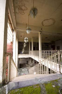 Construído em 1933, este hotel já serviu como uma popular estância de esqui na região de Catskill, em Nova York. [South Fallsburg, Nova Iorque, EUA]