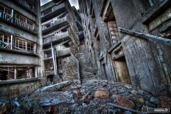 Gunkanjima é uma ilha ao largo da costa do Japão. Foi abandonada quando a indústria do carvão parou de crescer. [Japão]