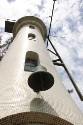 O farol com hélices para energia eólica foi a primeira construção da ilha - Foto: Ana Paula Oliva