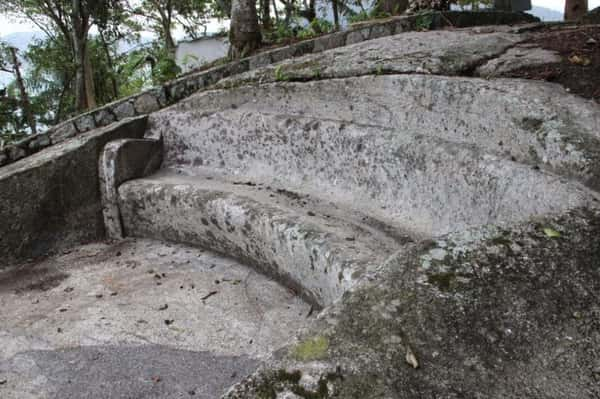 Banco da Filosofia foi totalmente esculpido em pedra - Foto: Ana Paula Oliva