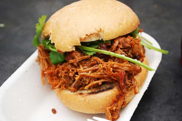 Obviamente, o cardápio oferece lanches que tem como destaque a carne de porco 