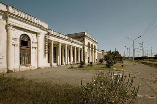 Abkhazia é uma área que foi abandonada durante a guerra entre a Geórgia e a Rússia, em 1992. [Abkházia]