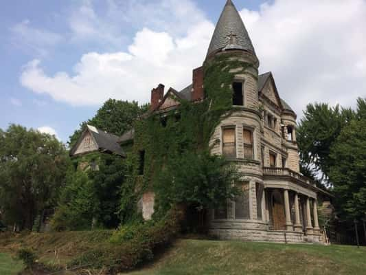 Uma casa abandonada, lentamente tomada pela natureza. [Louisville, Kentucky]