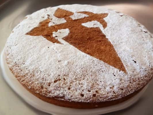 Tarta Santiago - uma torta feita à base de ovos e amêndoa, decorada com a cruz de Santiago (imagem meramente ilustrativa)