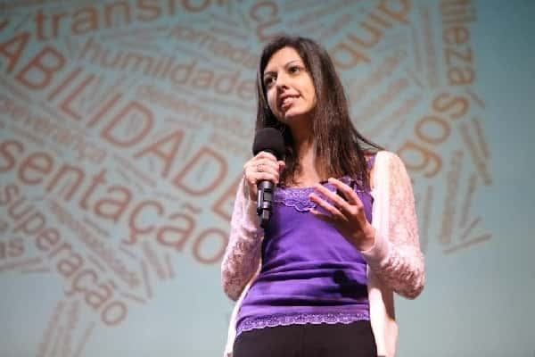 A empreendedora Bel Pesce. A brasileira, conhecida como “menina do Vale foi acusada de “incrementar” seu currículo, alardeado por ela por conter títulos no MIT. O que se questionava era que, em alguns dos títulos, a jovem informava formação “majors” para alguns casos, e “minors” para outros. Segundo o que circulou pela internet, usar a nomenclatura “major” nos EUA significava que a pessoa não tinha completado o curso.