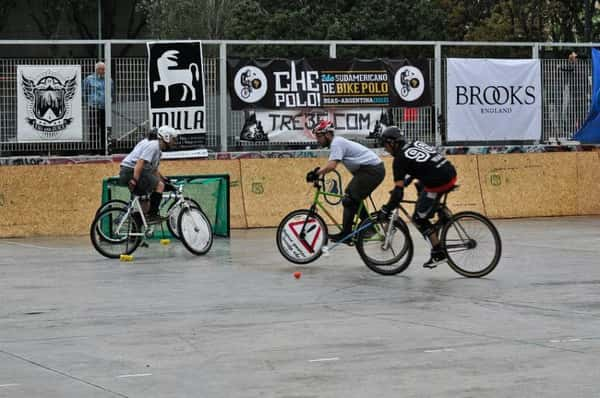 O Underdogs Bike Polo Team treina no Ibirapuera e compete em diferentes cidades do mundo 