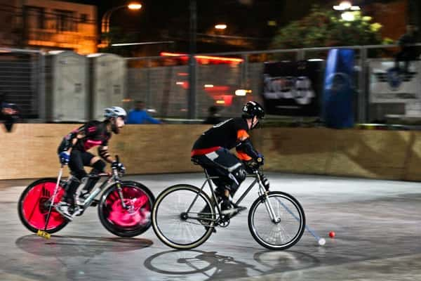 O Underdogs Bike Polo Team treina no Ibirapuera e compete em diferentes cidades do mundo 