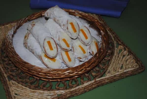 Cannoli recheado de ricota e raspas de laranja (R$ 7,50) 