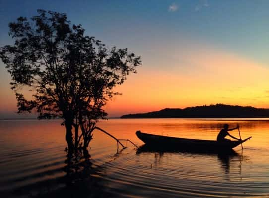 Mais uma da nossa Amazônia (Rio Tapajós, no Pará), para provar que o paraíso está logo aqui e você nem precisa de dólares para ser feliz. 
(Crédito da foto: http://www.viageria.com)