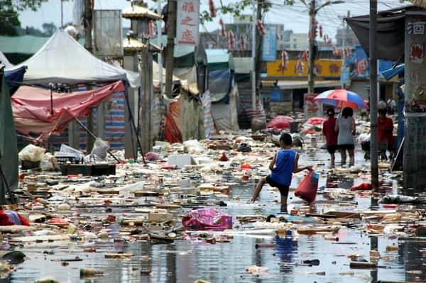 Ruas imundas e inundadas em Shantou (Foto: Reuters)