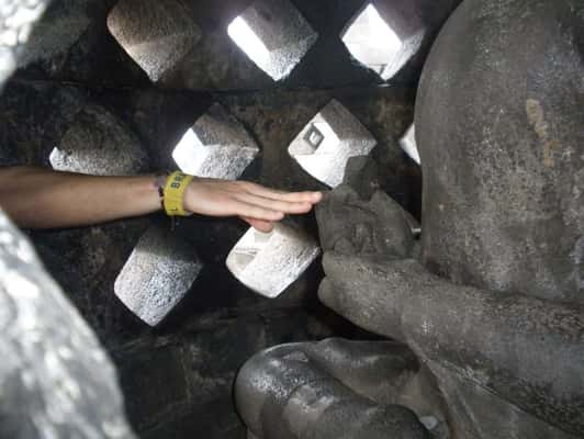 Tentando atingir o objetivo de alcançar o dedo mínimo da estátua de Buda (Foto: Matheus Pinheiro de Oliveira e Silva)