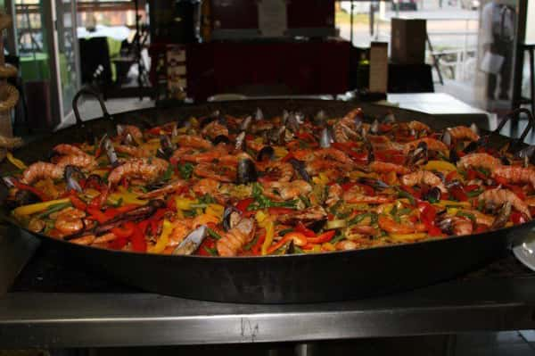 Paella à marinera preparada pelo chef Ivair Felix dos Santos, do 