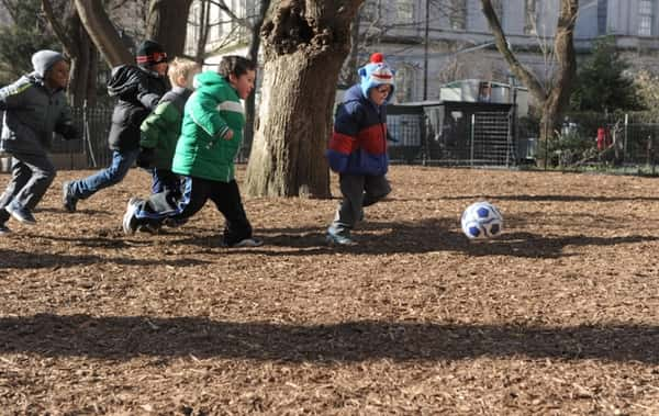 Crianças brincam na escola Peck Slip (Carl Glassman/Tribeca Trib)