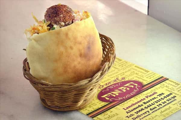 Pinati Lanchonete - Servido no pão pita artesanal, os tradicionais bolinhos de grão de bico acompanham tehina, tahine, homus e salat israeli (tomate e pepino em cubos) e palha da casa.