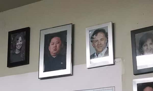 Grudar na parede um retrato do Kim Jong-un