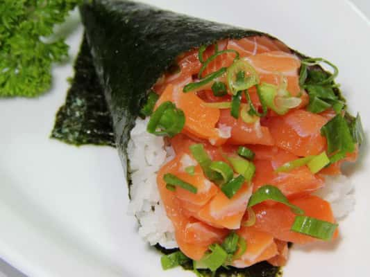 Temaki de Salmão. Acarajé da Barra. Foto: Reprodução