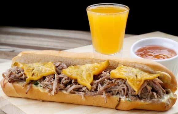 Bar do Momo. Petisco O Bêbado e o Equilibrista: sanduíche de pernil desfiado em seu molho, maionese defumada e picles de carambola na baguete de leite. Acompanha geleia de pimenta e batida de maracujá (R$ 18). Rua General Espírito Santo Cardoso 50, Tijuca (2570-9389). De seg a sex, das 14h às 23h. Sáb, das 11h às 22h. Dom, das 9h às 16h.